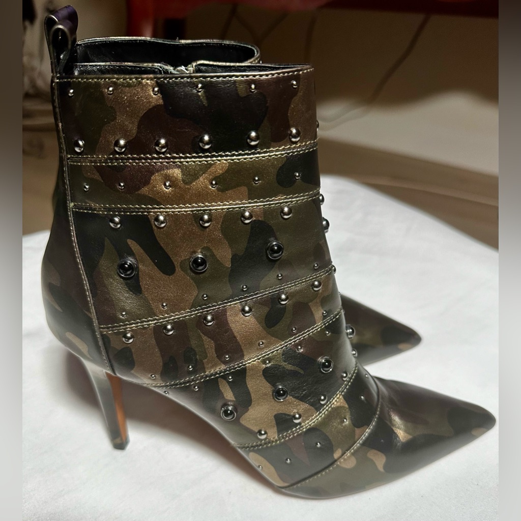 Linea Paolo Nara Women’s Camo Studded Ankle Booties Size 8.5